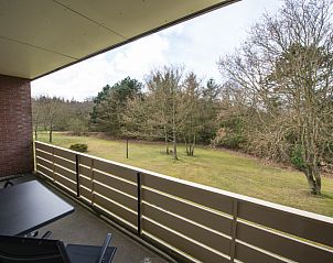 Der Balkon von 't Kerckeland - Appartement Kerckeland 88, De Koog, Texel bietet Aussicht auf die grne Umgebung und Raum fr Entspannung.