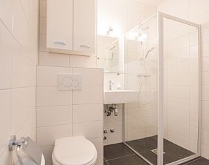 Modernes Badezimmer in 't Kerckeland - Apartment Kerckeland 88, De Koog, Texel mit Dusche, Waschbecken und Toilette in schlichter Ausfhrung.