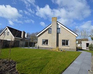 Ferienhaus Stappeland 203 in De Koog Texel, charmanter Auenbereich mit grnem Garten.