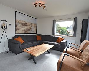 Ferienhaus Stappeland 203 in De Koog Texel, modernes Wohnzimmer mit Blick auf den Garten.