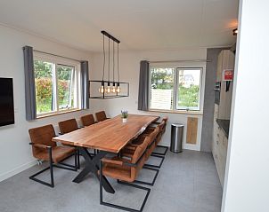 Ferienhaus Stappeland 203 in De Koog Texel, Esszimmer mit Holztisch und bequemen Sthlen.