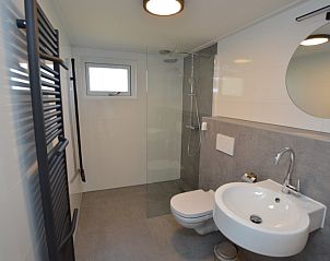 Modernes Badezimmer des Ferienhauses Stappeland 203 in De Koog Texel, mit begehbarer Dusche und stilvollem Waschbecken.