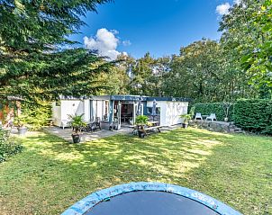 Bungalowpark De Nagtegaal in De Koog Texel, vacation home with spacious garden and terrace surrounded by greenery.