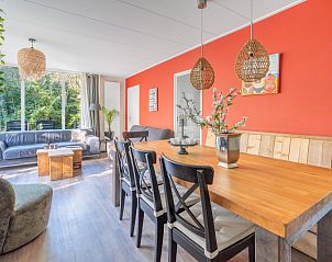 Spacious dining room in Bungalow De Nagtegaal 21 in De Koog Texel, ideal for cozy meals with family.