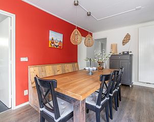 Stylish dining area in Bungalow De Nagtegaal 21 in De Koog Texel, with wooden table and modern furnishings.