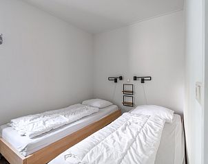 Bedroom in Bungalow De Nagtegaal 21 in De Koog Texel, with comfortable beds and quiet atmosphere.