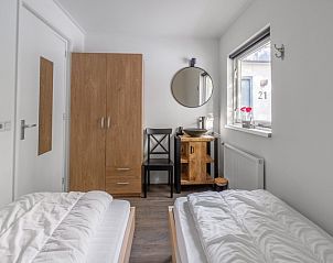 Second bedroom in Bungalow De Nagtegaal 21 in De Koog Texel, equipped with modern furniture and lots of light.