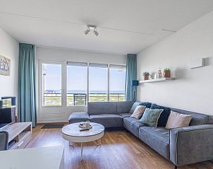 Helles Wohnzimmer im Appartement Juliana 102 Zeezicht, De Koog, Texel mit gemtlicher Sitzecke und Meerblick.