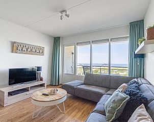 Gerumiges Wohnzimmer des Appartements Juliana 102 Zeezicht, De Koog, Texel mit moderner Einrichtung und Meerblick.