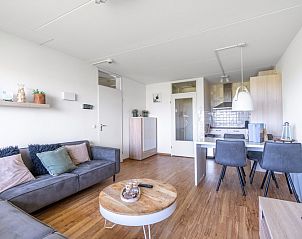 Gemtliches Wohn- und Esszimmer im Appartement Juliana 102 Zeezicht, De Koog, Texel mit Zugang zur Kche.