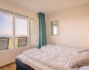 Schlafzimmer mit Meerblick in Appartement Juliana 102 Zeezicht, De Koog, Texel fr einen entspannten Aufenthalt.