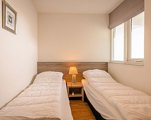 Zweites Schlafzimmer im Appartement Juliana 102 Zeezicht, De Koog, Texel mit bequemen Betten.