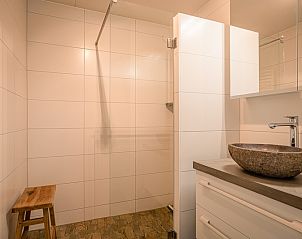 Stilvolles Badezimmer im Appartement Juliana 102 Zeezicht, De Koog, Texel mit modernen Annehmlichkeiten.