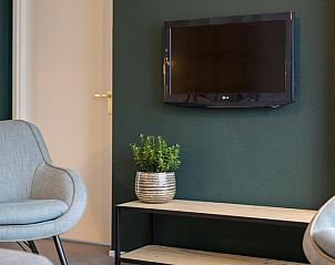 Gemtliche Sitzecke im Apartment 4 bis 6 Personen, De Koog, Texel mit Flachbildfernseher und moderner Einrichtung.