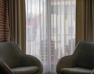 Sitzecke mit Blick auf den Balkon im Appartement 4 bis 6 Personen, De Koog, Texel, ideal fr Entspannung auf den Watteninseln.