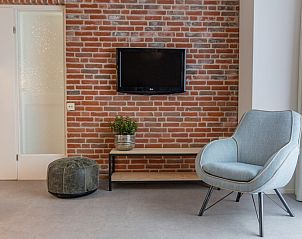 Moderne Sitzecke mit TV im Apartment 4 bis 6 Personen, De Koog, Texel, bietet Komfort auf den Watteninseln.