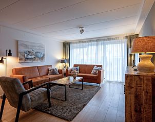 Gemtliches Wohnzimmer in Apartments Anna - Dageraad, De Koog, Texel mit bequemem Sofa und viel Tageslicht.