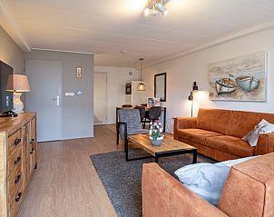 Stilvolle Sitzecke in Apartments Anna - Dageraad, De Koog, Texel mit modernen Mbeln und warmer Atmosphre.