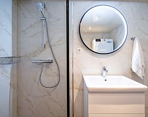 Gerumiges Badezimmer in Apartments Anna - Dageraad, De Koog, Texel mit Waschmaschine und Trockner fr zustzlichen Komfort.