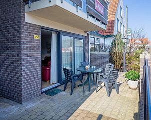 Die sonnige Terrasse der Apartments Anna - Dageraad, De Koog, Texel ist ideal fr entspannende Momente im Freien.