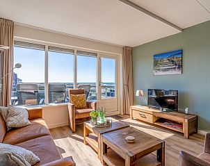 Bright living room of Apartment Juliana 098 Island and Sea View in De Koog, Texel with comfortable seating and sea view.