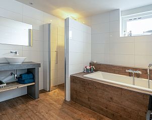 Spacious bathroom with bathtub and shower in Apartment Juliana 034 Eilandzicht, De Koog, Texel for ultimate comfort.
