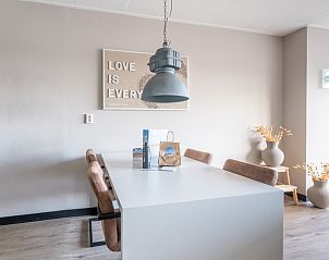 Essecke mit moderner Beleuchtung in Appartement Juliana 174 Eilandzicht, De Koog, Texel.