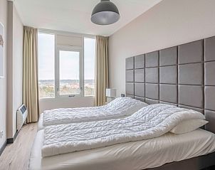 Schlafzimmer mit Doppelbett in Appartement Juliana 174 Eilandzicht, De Koog, Texel, mit Aussicht.