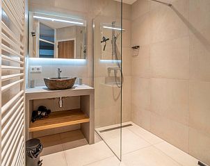 Modernes Badezimmer mit begehbarer Dusche in Apartment Juliana 174 Eilandzicht, De Koog, Texel.