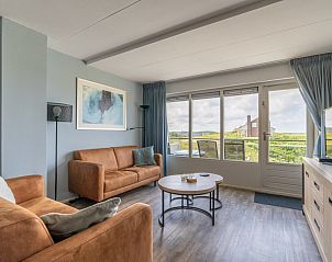 Helles Wohnzimmer der Ferienwohnung Juliana 096 Insel- und Meerblick, De Koog, Texel mit moderner Einrichtung und Meerblick.