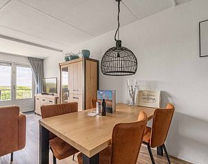 Essecke im Appartement Juliana 096 Insel- und Meerblick, De Koog, Texel mit Naturblick und moderner Einrichtung.