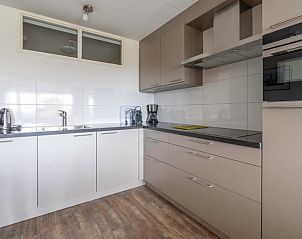 Moderne Kche im Apartment Juliana 096 Eiland en Zeezicht, De Koog, Texel mit hochwertigen Gerten.