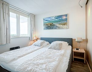 Gerumiges Schlafzimmer im Appartement Juliana 096 Eiland en Zeezicht, De Koog, Texel mit bequemem Bett und natrlichem Licht.