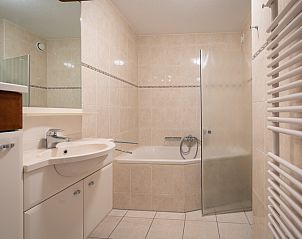 Luxurises Badezimmer im Appartement Juliana 096 Eiland en Zeezicht, De Koog, Texel mit Badewanne und modernen Annehmlichkeiten.