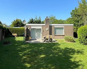 Side view of Bungalow 't Luwe Land 5B in De Koog Texel, surrounded by nature.