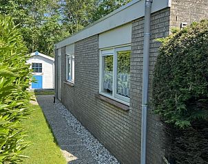 Cozy living room of Bungalow 't Luwe Land 5B in De Koog Texel with comfortable seating area.