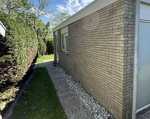 Modern bathroom of Bungalow 't Luwe Land 5B in De Koog Texel with shower and toilet.