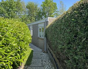 Dining area in Bungalow 't Luwe Land 5B in De Koog Texel with wooden table and chairs.