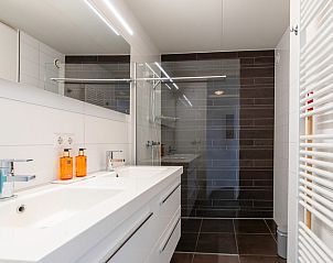 Modern bathroom in Apartment Juliana 138, De Koog, Texel, with luxury amenities.