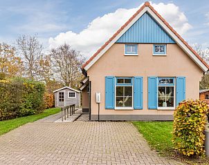 T6AB Comfort bungalow in De Koog, Texel, met charmante blauwe luiken en een rustige omgeving op de Waddeneilanden.