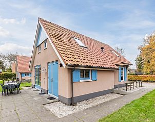 Knusse slaapkamer in T6AB Comfort bungalow in De Koog, Texel met dakraam en uitzicht op de natuur van de Waddeneilanden.