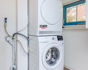 Knusse slaapkamer in T6AB Comfort bungalow, De Koog, Texel met dakraam en natuurlijke lichtinval, ideaal voor een ontspannen verblijf.