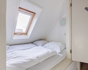 Binnenruimte van T6AB Comfort bungalow in De Koog, Texel met houten kastdeuren en hartvormige uitsnijdingen voor een gezellige sfeer.
