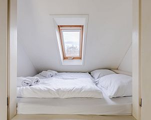 Lichte slaapkamer in T6AB Comfort bungalow, De Koog, Texel, met comfortabele bedden en rustgevende sfeer op de Waddeneilanden.