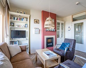 Stilvoller Innenraum mit Kamin im Appartement Juliana 158 Zeezicht, De Koog, Texel.