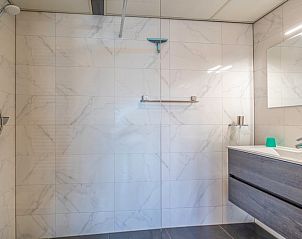 Luxury bathroom in Apartment Juliana 126 Eilandzicht, De Koog, Texel with modern amenities.
