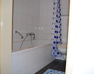 Modern bathroom in Apartment Dorpsstraat 245, De Koog, Texel with bathtub and shower.