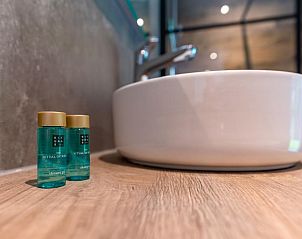 Details zum Badezimmer in 35 - 8A Blauwborst - BLV Kleingartenanlage Nr. 3 Ferienhaus in De Koog, Texel, mit Pflegeprodukten.