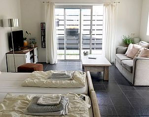 Bright interior of Zomerhuisje Schoo in De Koog, Texel, ideal vacation home on the Wadden Islands.