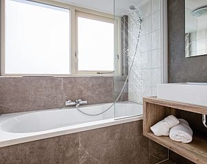 Luxury bathroom in Villa 3, De Koog Texel, vacation home with modern facilities.
